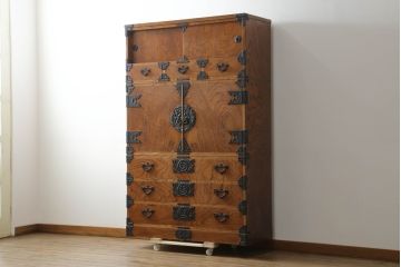 中古　岩谷堂箪笥　美しい木目と存在感のある金具が魅力的な三段重ね箪笥(着物箪笥、整理箪笥、衣装箪笥、引き出し)(R-075261)