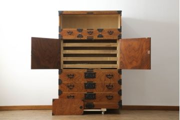 中古　岩谷堂箪笥　美しい木目と存在感のある金具が魅力的な三段重ね箪笥(着物箪笥、整理箪笥、衣装箪笥、引き出し)(R-075261)