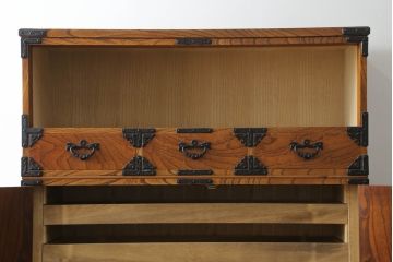 中古　岩谷堂箪笥　美しい木目と存在感のある金具が魅力的な三段重ね箪笥(着物箪笥、整理箪笥、衣装箪笥、引き出し)(R-075261)
