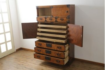 中古　岩谷堂箪笥　美しい木目と存在感のある金具が魅力的な三段重ね箪笥(着物箪笥、整理箪笥、衣装箪笥、引き出し)(R-075261)