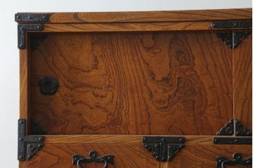 中古　岩谷堂箪笥　美しい木目と存在感のある金具が魅力的な三段重ね箪笥(着物箪笥、整理箪笥、衣装箪笥、引き出し)(R-075261)