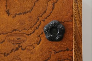 中古　岩谷堂箪笥　美しい木目と存在感のある金具が魅力的な三段重ね箪笥(着物箪笥、整理箪笥、衣装箪笥、引き出し)(R-075261)