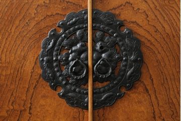 中古　岩谷堂箪笥　美しい木目と存在感のある金具が魅力的な三段重ね箪笥(着物箪笥、整理箪笥、衣装箪笥、引き出し)(R-075261)