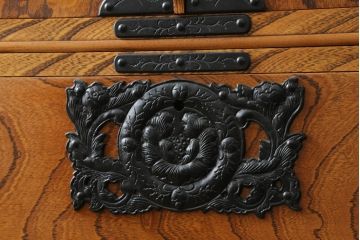 中古　岩谷堂箪笥　美しい木目と存在感のある金具が魅力的な三段重ね箪笥(着物箪笥、整理箪笥、衣装箪笥、引き出し)(R-075261)