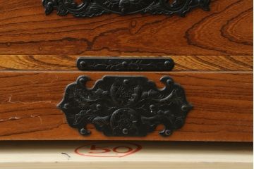 中古　岩谷堂箪笥　美しい木目と存在感のある金具が魅力的な三段重ね箪笥(着物箪笥、整理箪笥、衣装箪笥、引き出し)(R-075261)