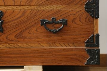 中古　岩谷堂箪笥　美しい木目と存在感のある金具が魅力的な三段重ね箪笥(着物箪笥、整理箪笥、衣装箪笥、引き出し)(R-075261)