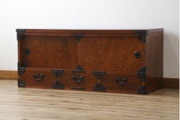 中古　岩谷堂箪笥　美しい木目と存在感のある金具が魅力的なテレビ台(ローボード、テレビボード、リビングボード、サイドボード、タンス、収納箪笥)(R-075262)