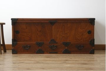 中古　岩谷堂箪笥　美しい木目と存在感のある金具が魅力的なテレビ台(ローボード、テレビボード、リビングボード、サイドボード、タンス、収納箪笥)(R-075262)