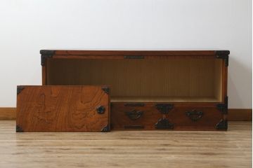 中古　岩谷堂箪笥　美しい木目と存在感のある金具が魅力的なテレビ台(ローボード、テレビボード、リビングボード、サイドボード、タンス、収納箪笥)(R-075262)
