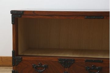 中古　岩谷堂箪笥　美しい木目と存在感のある金具が魅力的なテレビ台(ローボード、テレビボード、リビングボード、サイドボード、タンス、収納箪笥)(R-075262)