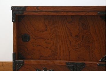 中古　岩谷堂箪笥　美しい木目と存在感のある金具が魅力的なテレビ台(ローボード、テレビボード、リビングボード、サイドボード、タンス、収納箪笥)(R-075262)