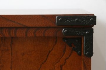 中古　岩谷堂箪笥　美しい木目と存在感のある金具が魅力的なテレビ台(ローボード、テレビボード、リビングボード、サイドボード、タンス、収納箪笥)(R-075262)