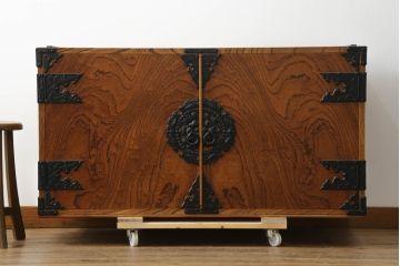 中古　岩谷堂箪笥　天板・脚(台輪)付きリメイク　美しい木目と存在感のある金具が魅力的な衣装盆付きサイドボード(引き出し、着物箪笥、衣装タンス、サイドチェスト、収納棚)(R-075263)