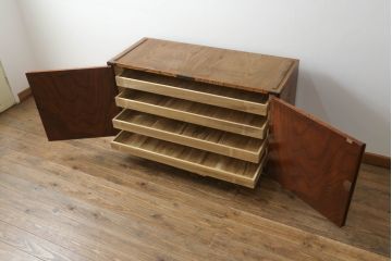 中古　岩谷堂箪笥　天板・脚(台輪)付きリメイク　美しい木目と存在感のある金具が魅力的な衣装盆付きサイドボード(引き出し、着物箪笥、衣装タンス、サイドチェスト、収納棚)(R-075263)