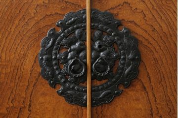 中古　岩谷堂箪笥　天板・脚(台輪)付きリメイク　美しい木目と存在感のある金具が魅力的な衣装盆付きサイドボード(引き出し、着物箪笥、衣装タンス、サイドチェスト、収納棚)(R-075263)