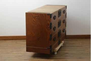 中古　岩谷堂箪笥　天板リメイク　美しい木目と存在感のある金具が魅力的なローチェスト(ローボード、サイドボード、リビングボード、テレビ台、テレビボード、引き出し、和箪笥、収納タンス)(R-075264)