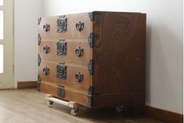 中古　岩谷堂箪笥　天板リメイク　美しい木目と存在感のある金具が魅力的なローチェスト(ローボード、サイドボード、リビングボード、テレビ台、テレビボード、引き出し、和箪笥、収納タンス)(R-075264)