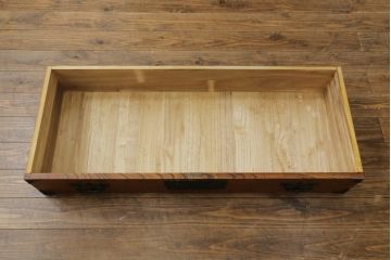 中古　岩谷堂箪笥　天板リメイク　美しい木目と存在感のある金具が魅力的なローチェスト(ローボード、サイドボード、リビングボード、テレビ台、テレビボード、引き出し、和箪笥、収納タンス)(R-075264)