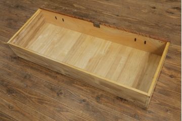 中古　岩谷堂箪笥　天板リメイク　美しい木目と存在感のある金具が魅力的なローチェスト(ローボード、サイドボード、リビングボード、テレビ台、テレビボード、引き出し、和箪笥、収納タンス)(R-075264)