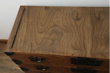 中古　岩谷堂箪笥　天板リメイク　美しい木目と存在感のある金具が魅力的なローチェスト(ローボード、サイドボード、リビングボード、テレビ台、テレビボード、引き出し、和箪笥、収納タンス)(R-075264)