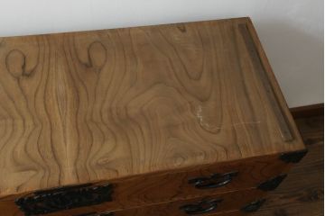 中古　岩谷堂箪笥　天板リメイク　美しい木目と存在感のある金具が魅力的なローチェスト(ローボード、サイドボード、リビングボード、テレビ台、テレビボード、引き出し、和箪笥、収納タンス)(R-075264)