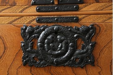 中古　岩谷堂箪笥　天板リメイク　美しい木目と存在感のある金具が魅力的なローチェスト(ローボード、サイドボード、リビングボード、テレビ台、テレビボード、引き出し、和箪笥、収納タンス)(R-075264)