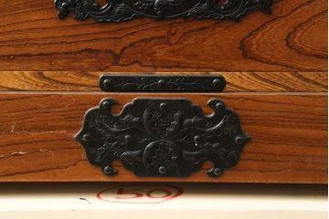 中古　岩谷堂箪笥　天板リメイク　美しい木目と存在感のある金具が魅力的なローチェスト(ローボード、サイドボード、リビングボード、テレビ台、テレビボード、引き出し、和箪笥、収納タンス)(R-075264)