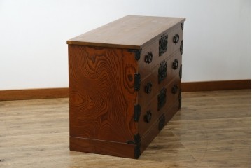 中古　岩谷堂箪笥　天板リメイク　美しい木目と存在感のある金具が魅力的なローチェスト(ローボード、サイドボード、リビングボード、テレビ台、テレビボード、引き出し、和箪笥、収納タンス)(R-075264)