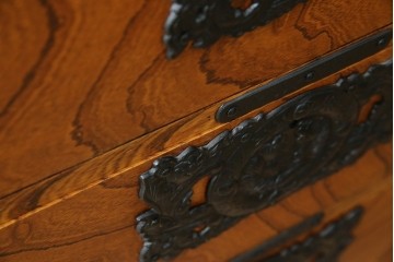 中古　岩谷堂箪笥　天板リメイク　美しい木目と存在感のある金具が魅力的なローチェスト(ローボード、サイドボード、リビングボード、テレビ台、テレビボード、引き出し、和箪笥、収納タンス)(R-075264)