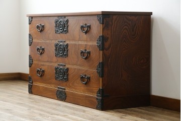 中古　岩谷堂箪笥　天板リメイク　美しい木目と存在感のある金具が魅力的なローチェスト(ローボード、サイドボード、リビングボード、テレビ台、テレビボード、引き出し、和箪笥、収納タンス)(R-075264)