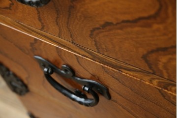 中古　岩谷堂箪笥　天板リメイク　美しい木目と存在感のある金具が魅力的なローチェスト(ローボード、サイドボード、リビングボード、テレビ台、テレビボード、引き出し、和箪笥、収納タンス)(R-075264)