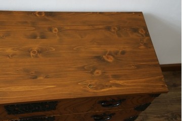 中古　岩谷堂箪笥　天板リメイク　美しい木目と存在感のある金具が魅力的なローチェスト(ローボード、サイドボード、リビングボード、テレビ台、テレビボード、引き出し、和箪笥、収納タンス)(R-075264)