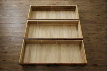 中古　岩谷堂箪笥　天板リメイク　美しい木目と存在感のある金具が魅力的なローチェスト(ローボード、サイドボード、リビングボード、テレビ台、テレビボード、引き出し、和箪笥、収納タンス)(R-075264)