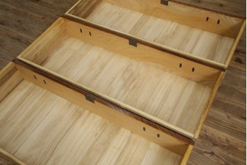 中古　岩谷堂箪笥　天板リメイク　美しい木目と存在感のある金具が魅力的なローチェスト(ローボード、サイドボード、リビングボード、テレビ台、テレビボード、引き出し、和箪笥、収納タンス)(R-075264)