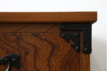 中古　岩谷堂箪笥　天板リメイク　美しい木目と存在感のある金具が魅力的なローチェスト(ローボード、サイドボード、リビングボード、テレビ台、テレビボード、引き出し、和箪笥、収納タンス)(R-075264)