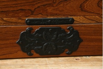 中古　岩谷堂箪笥　天板リメイク　美しい木目と存在感のある金具が魅力的なローチェスト(ローボード、サイドボード、リビングボード、テレビ台、テレビボード、引き出し、和箪笥、収納タンス)(R-075264)