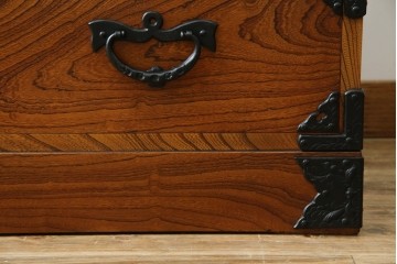 中古　岩谷堂箪笥　天板リメイク　美しい木目と存在感のある金具が魅力的なローチェスト(ローボード、サイドボード、リビングボード、テレビ台、テレビボード、引き出し、和箪笥、収納タンス)(R-075264)