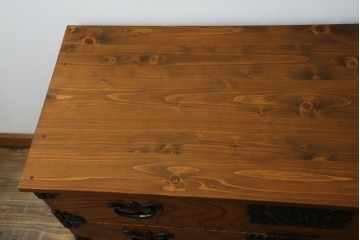 中古　岩谷堂箪笥　天板リメイク　美しい木目と存在感のある金具が魅力的なローチェスト(ローボード、サイドボード、リビングボード、テレビ台、テレビボード、引き出し、和箪笥、収納タンス)(R-075264)