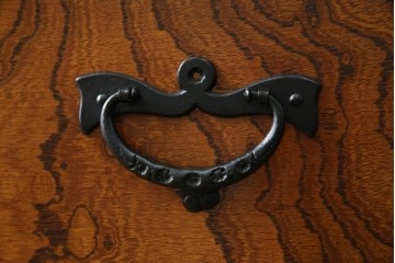 中古　岩谷堂箪笥　天板リメイク　美しい木目と存在感のある金具が魅力的なローチェスト(ローボード、サイドボード、リビングボード、テレビ台、テレビボード、引き出し、和箪笥、収納タンス)(R-075264)