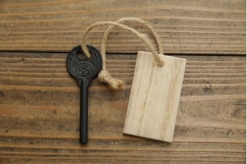 中古　岩谷堂箪笥　天板リメイク　美しい木目と存在感のある金具が魅力的なローチェスト(ローボード、サイドボード、リビングボード、テレビ台、テレビボード、引き出し、和箪笥、収納タンス)(R-075264)