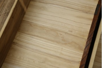 中古　岩谷堂箪笥　天板リメイク　美しい木目と存在感のある金具が魅力的なローチェスト(ローボード、サイドボード、リビングボード、テレビ台、テレビボード、引き出し、和箪笥、収納タンス)(R-075264)