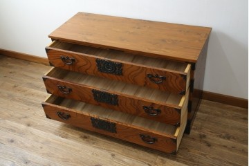 中古　岩谷堂箪笥　天板リメイク　美しい木目と存在感のある金具が魅力的なローチェスト(ローボード、サイドボード、リビングボード、テレビ台、テレビボード、引き出し、和箪笥、収納タンス)(R-075264)