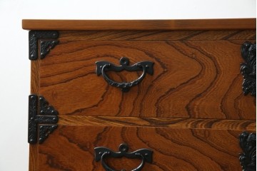 中古　岩谷堂箪笥　天板リメイク　美しい木目と存在感のある金具が魅力的なローチェスト(ローボード、サイドボード、リビングボード、テレビ台、テレビボード、引き出し、和箪笥、収納タンス)(R-075264)