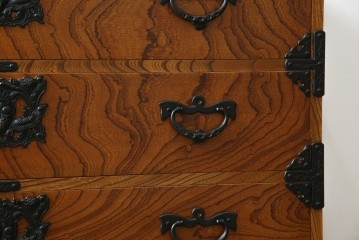 中古　岩谷堂箪笥　天板リメイク　美しい木目と存在感のある金具が魅力的なローチェスト(ローボード、サイドボード、リビングボード、テレビ台、テレビボード、引き出し、和箪笥、収納タンス)(R-075264)