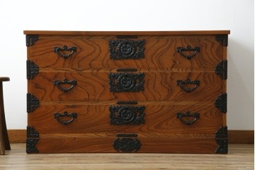 中古　岩谷堂箪笥　天板リメイク　美しい木目と存在感のある金具が魅力的なローチェスト(ローボード、サイドボード、リビングボード、テレビ台、テレビボード、引き出し、和箪笥、収納タンス)(R-075264)