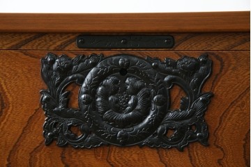 中古　岩谷堂箪笥　天板リメイク　美しい木目と存在感のある金具が魅力的なローチェスト(ローボード、サイドボード、リビングボード、テレビ台、テレビボード、引き出し、和箪笥、収納タンス)(R-075264)