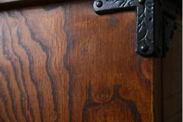 中古　岩谷堂箪笥　天板リメイク　美しい木目と存在感のある金具が魅力的なローチェスト(ローボード、サイドボード、リビングボード、テレビ台、テレビボード、引き出し、和箪笥、収納タンス)(R-075264)