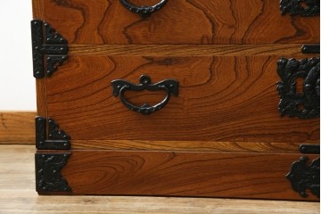 中古　岩谷堂箪笥　天板リメイク　美しい木目と存在感のある金具が魅力的なローチェスト(ローボード、サイドボード、リビングボード、テレビ台、テレビボード、引き出し、和箪笥、収納タンス)(R-075264)