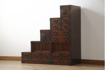 中古　岩谷堂箪笥　美しい木目と立派な金具が目を惹く階段箪笥(和箪笥、収納箪笥、引き出し)(R-075271)