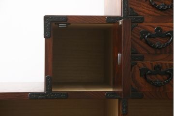 中古　岩谷堂箪笥　美しい木目と立派な金具が目を惹く階段箪笥(和箪笥、収納箪笥、引き出し)(R-075271)